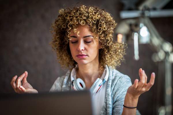 女人在办公室感人的指尖