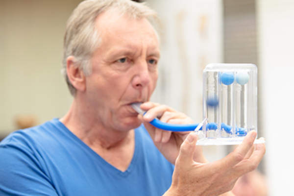 慢性阻塞性肺病患者测量肺功能。