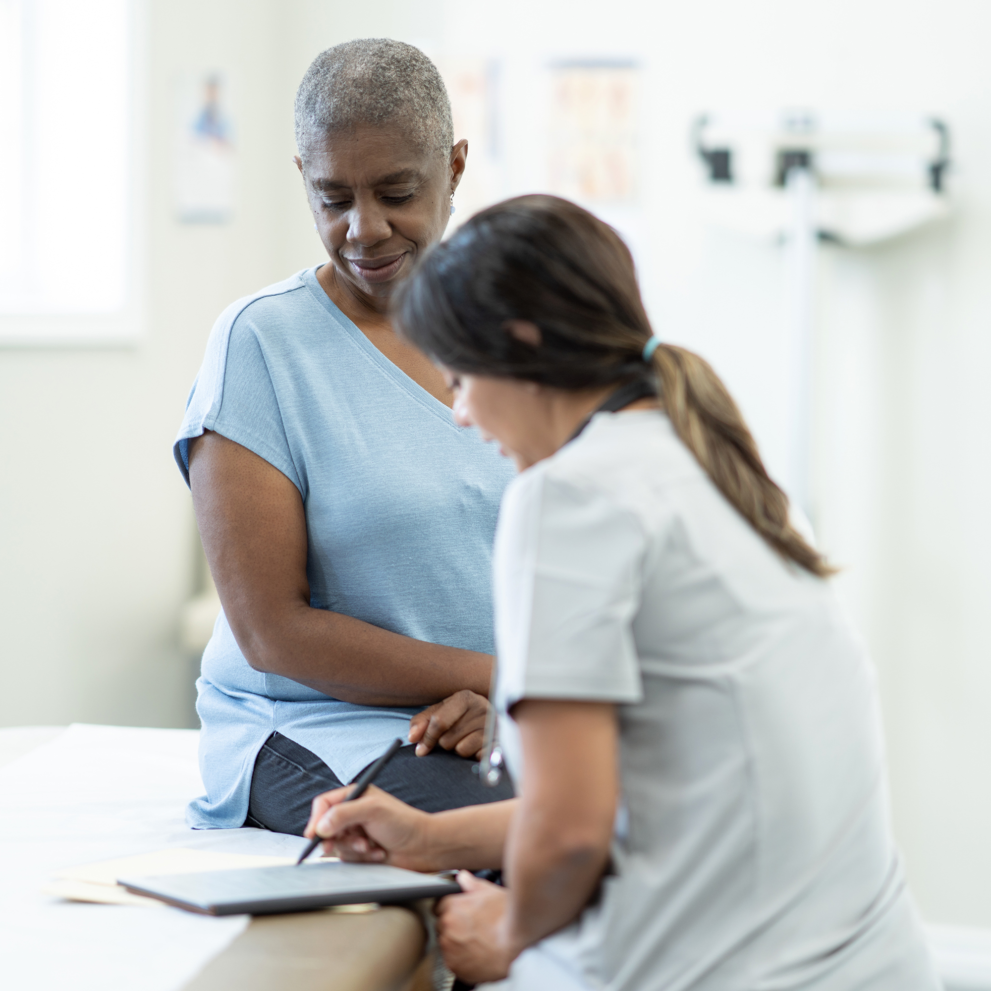 女人咨询医疗专业的关于她的情况。