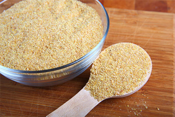 用碗和勺子盛亚麻仁。