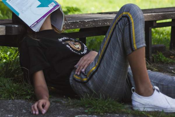 疲惫的女人躺在长凳旁