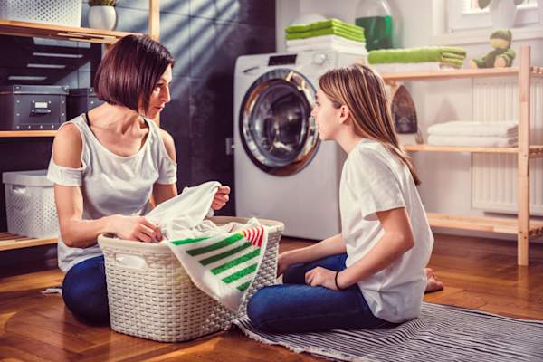 母亲和女儿叠衣服