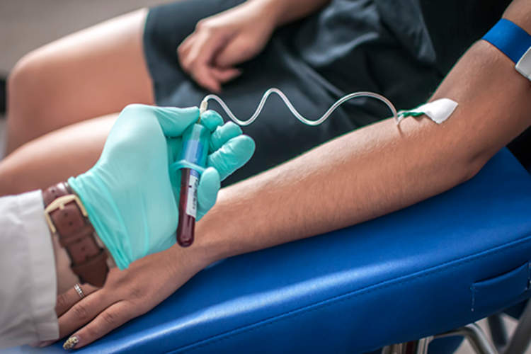 医生从病人身上抽血。