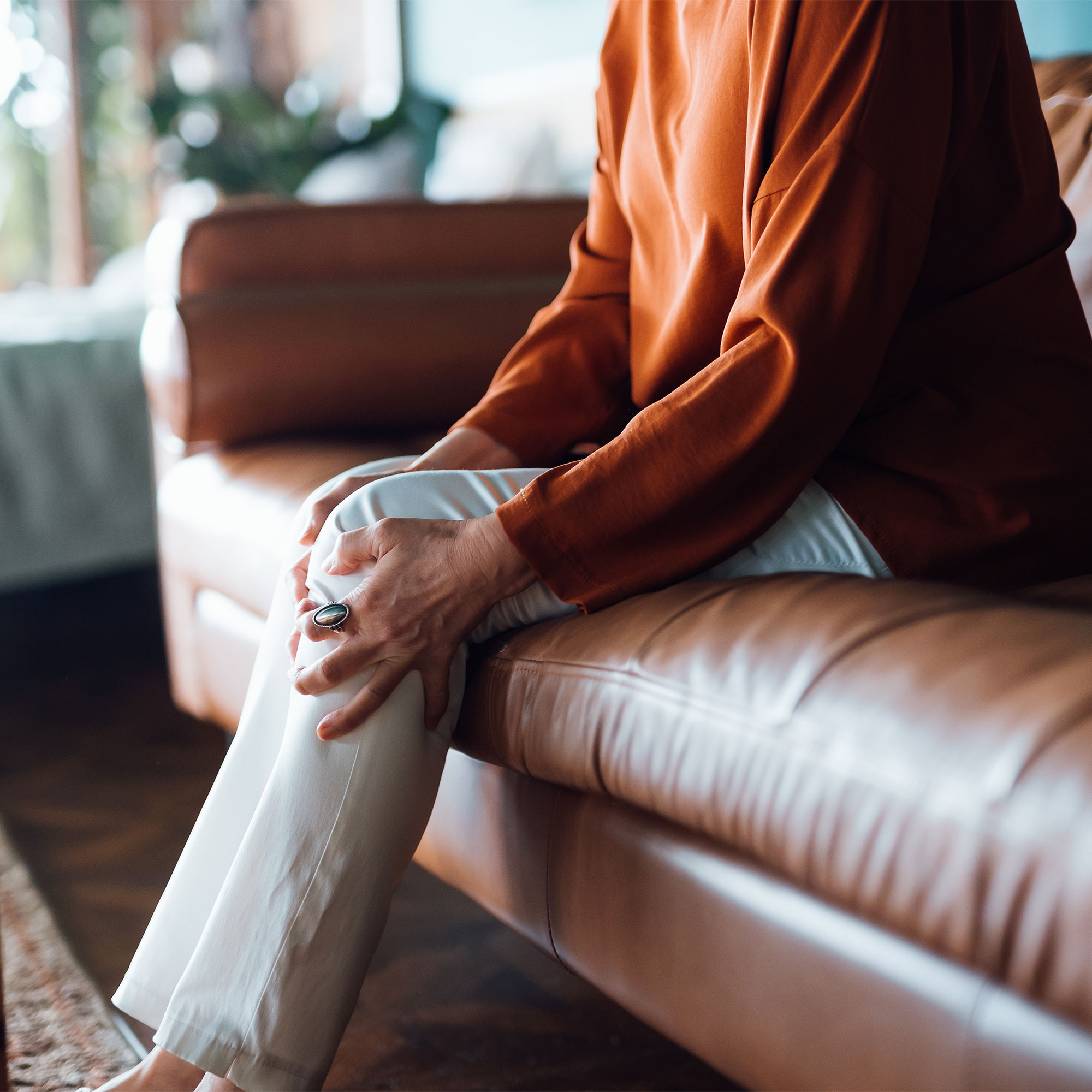 一个女人摸了摸她的腿