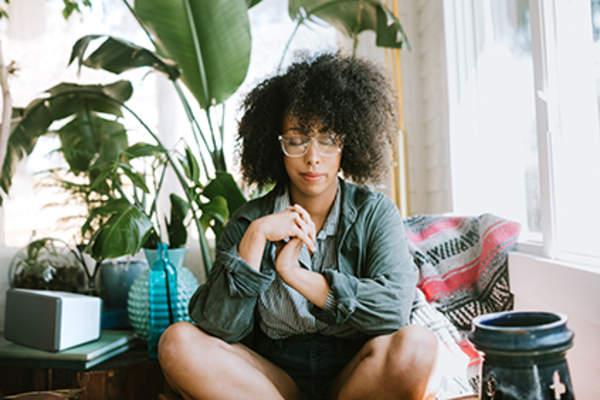 在家冥想的女人。