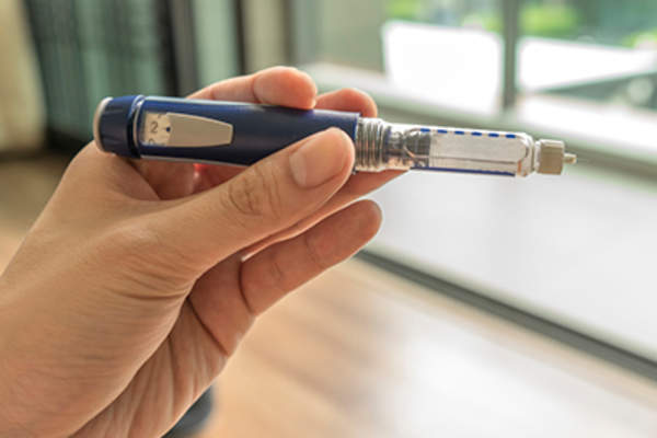 糖尿病患者使用注射笔。