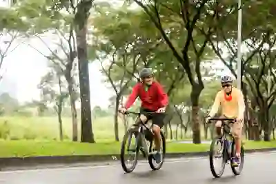 一个父亲和儿子骑自行车