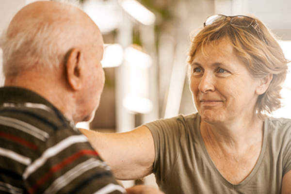中年女人跟她的父母。