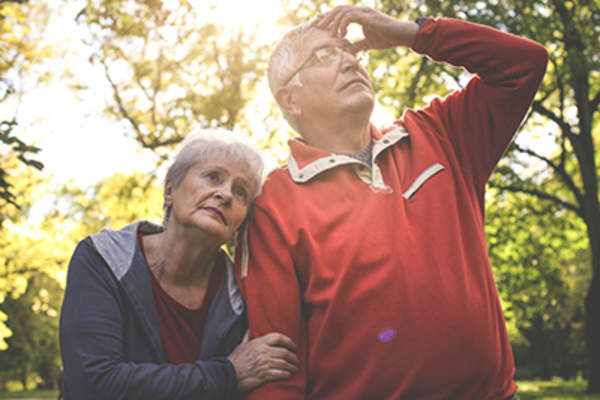 公园里一对疲惫的老夫妇