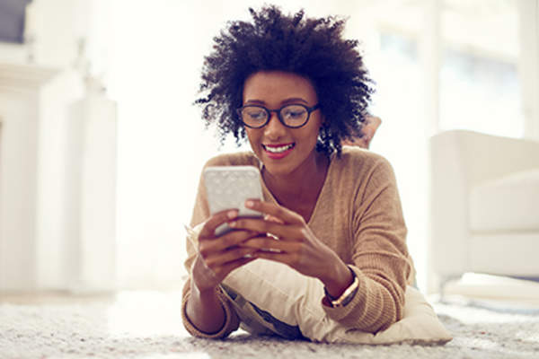 女人跟踪在智能手机上她的RA症状。