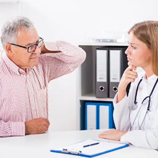 患者颈部疼痛与医生交谈。