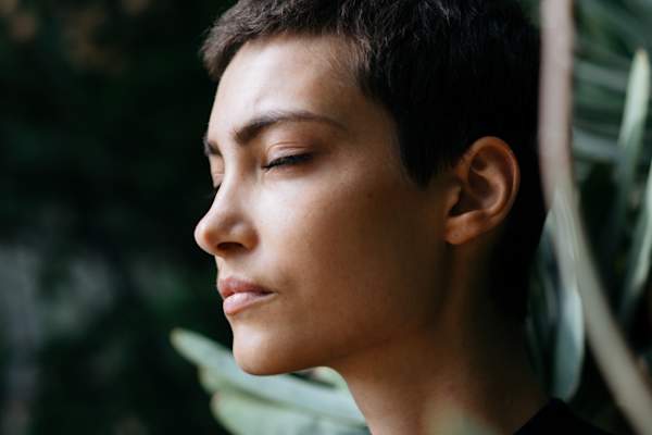 闭着眼睛的女人