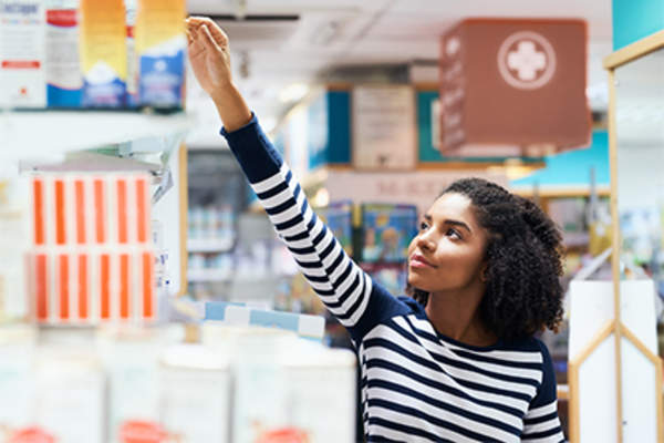 年轻女子在商店的货架上。