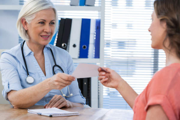 医生给病人开新处方。