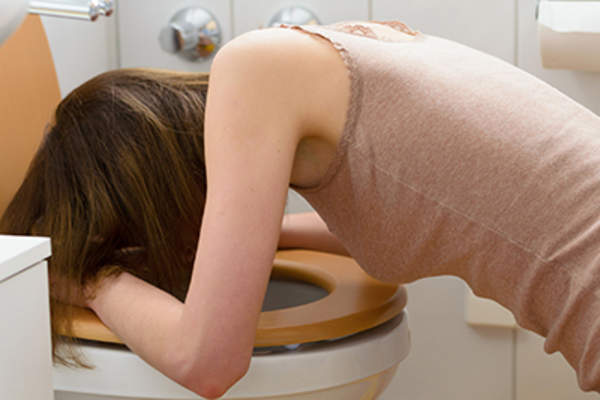 年轻女子晨吐。