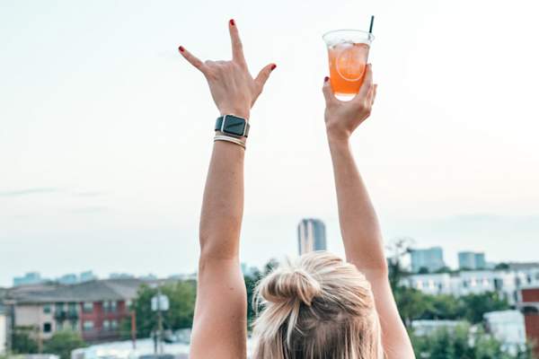 举着鸡尾酒的女人