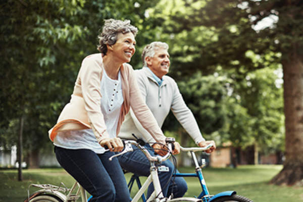 高级夫妇骑自行车。