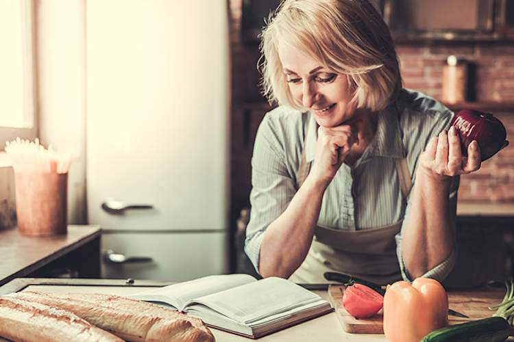 中年妇女做饭。