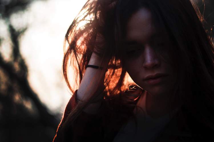 压力大的女人,手插在头发里