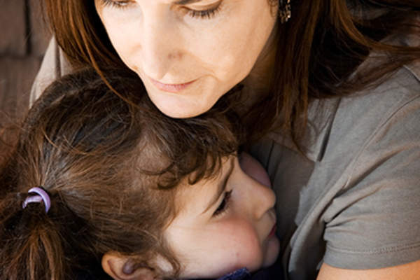 抱着小女儿痛苦的女人。