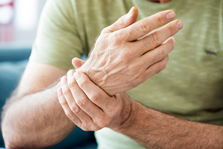 痛风人有手腕疼痛。