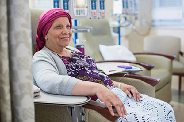 女子正在接受化疗。