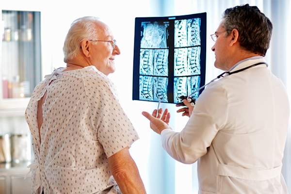 老人与骨丢失交谈,医生的X射线。