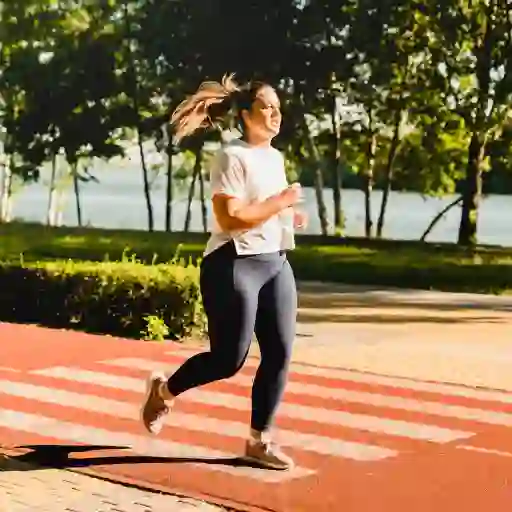 一个女人在跑道上跑步