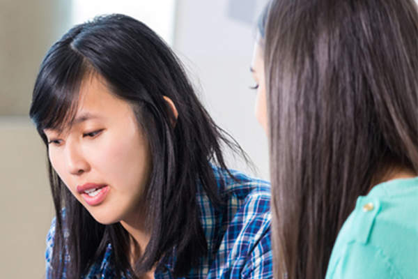 年轻女子交谈的朋友。