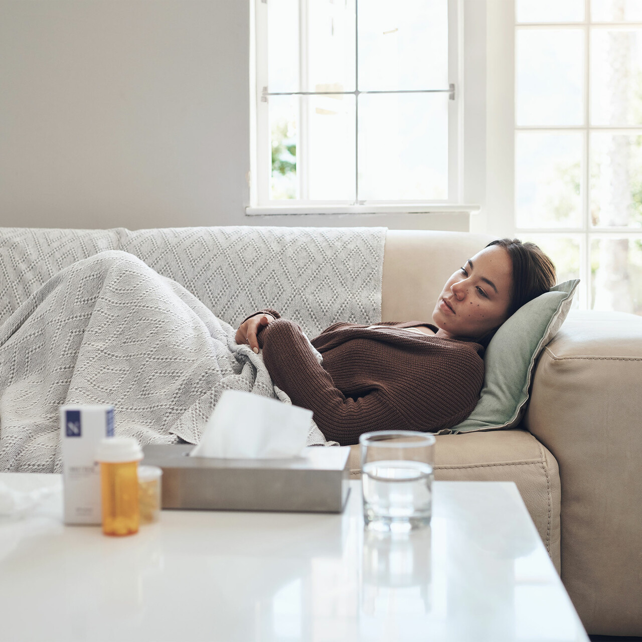 一个生病的女人躺在沙发上