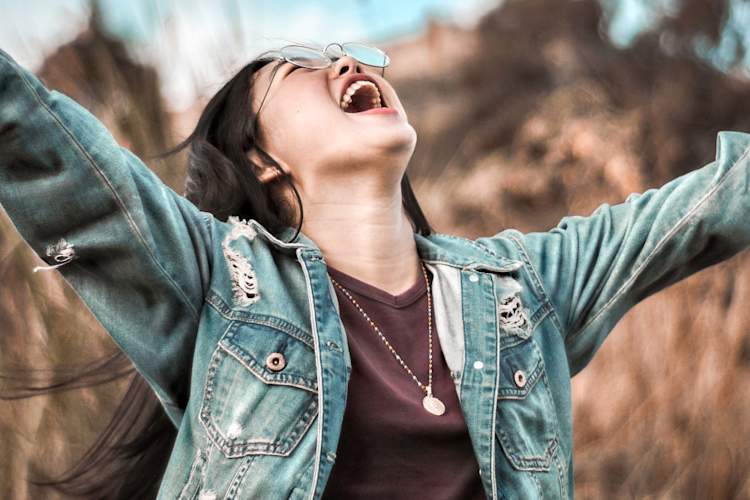 微笑的年轻女子
