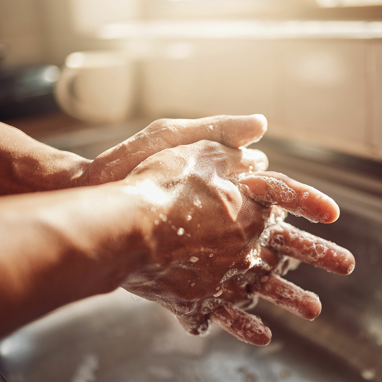 一个男人洗手的特写镜头