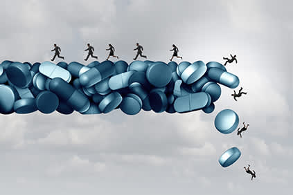 阿片类药物健康风险概念，从药物桥上跌落。