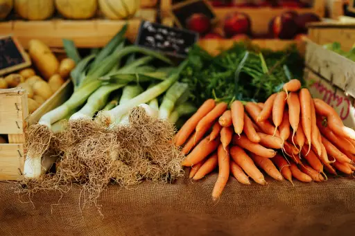 胡萝卜和韭菜在农贸市场