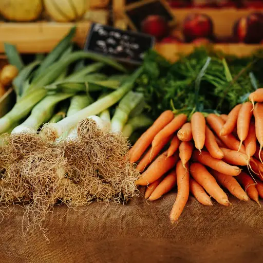 红萝卜和韭菜在农民市场