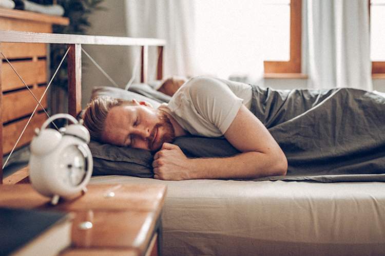 睡得好的男人。