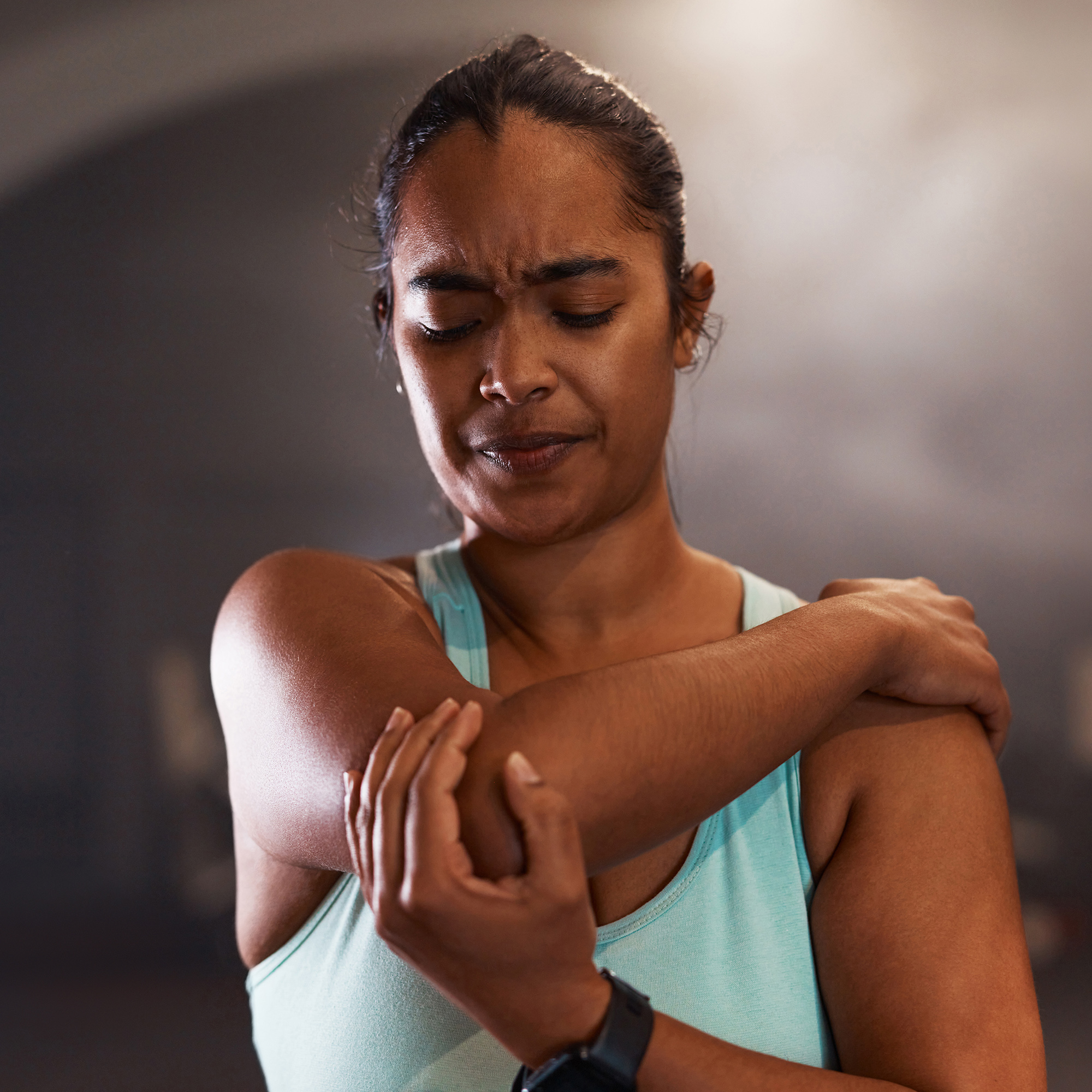 女人在健身房锻炼时感到疼痛