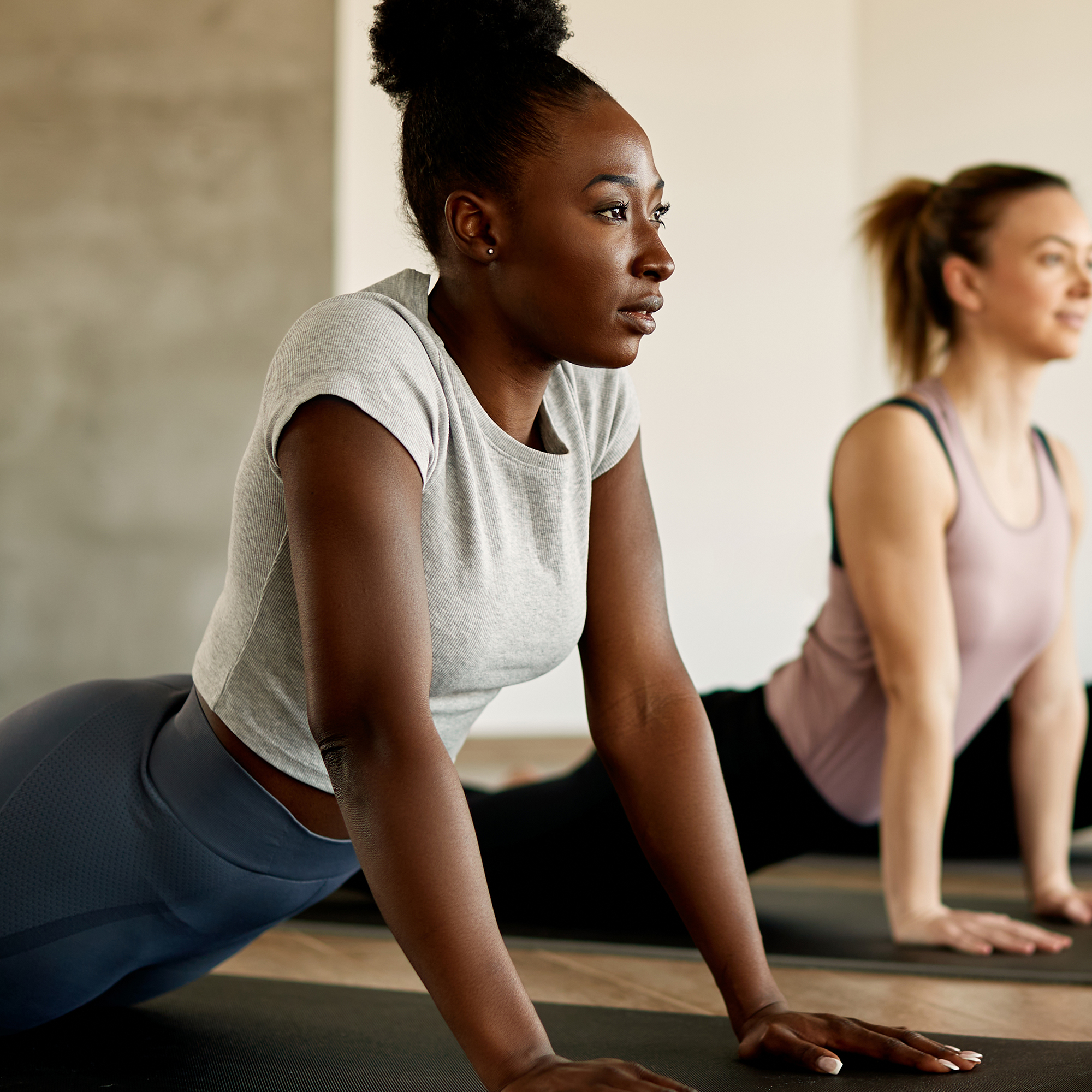 女性在瑜伽课。