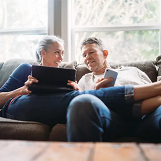 成熟的情侣放松。