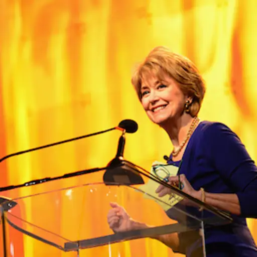 屡获殊荣的锚和作者简帕莱耶于2014年宾夕法尼亚州宾夕法尼亚州的费城会议中心妇女会议。