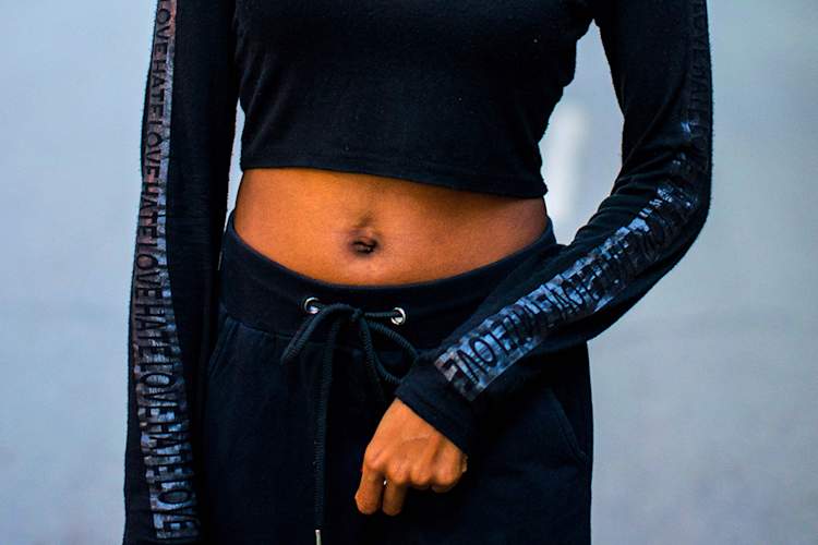 年轻女子的腹部,腹部。