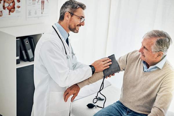 医生检查病人的血压