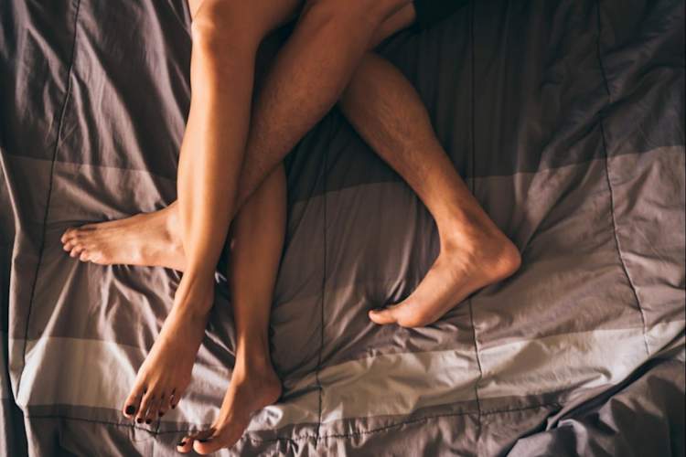 两条腿在床上