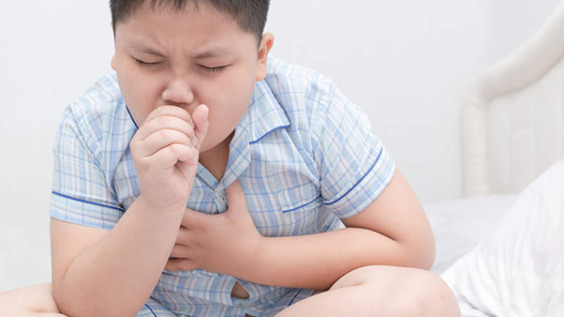 有哮喘的超重男孩。
