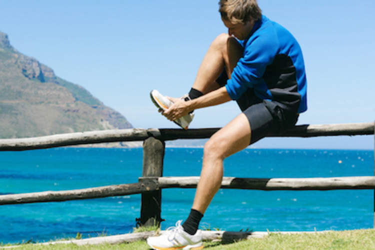 一名男子拿着痛风他的脚在痛。