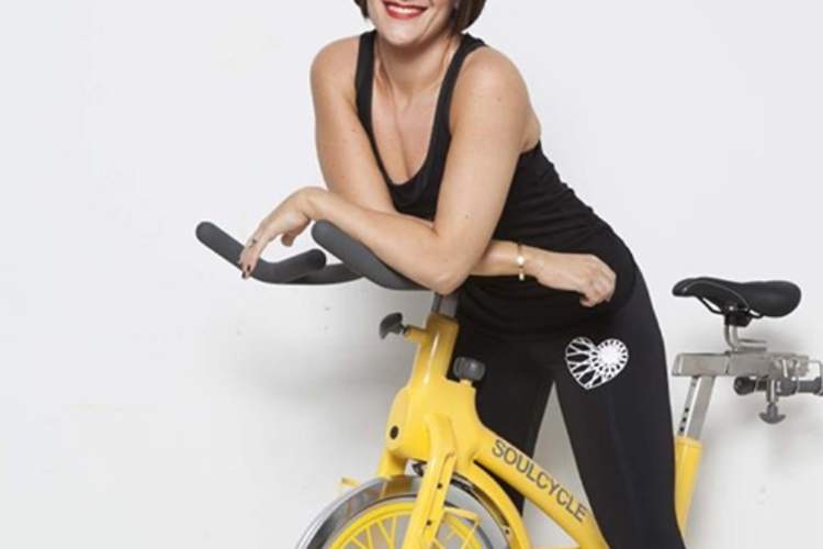 奥利维亚沃德上的SoulCycle固定自行车。