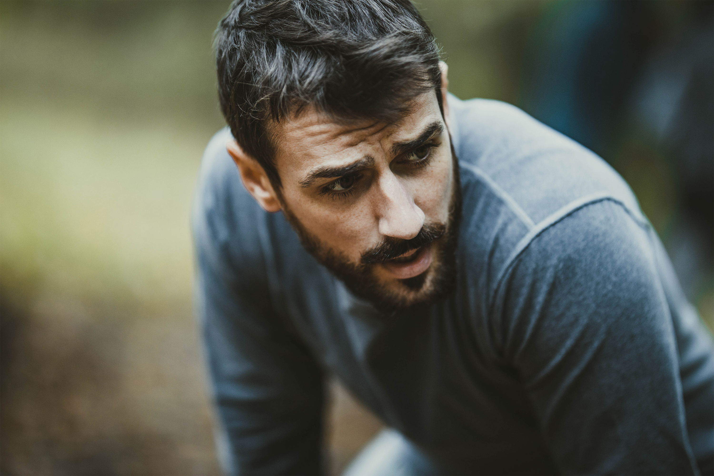 运动青年户外运动训练时上气不接下气。