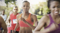 中年妇女参加马拉松赛跑。