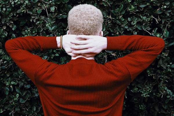 从后面摸脖子的人