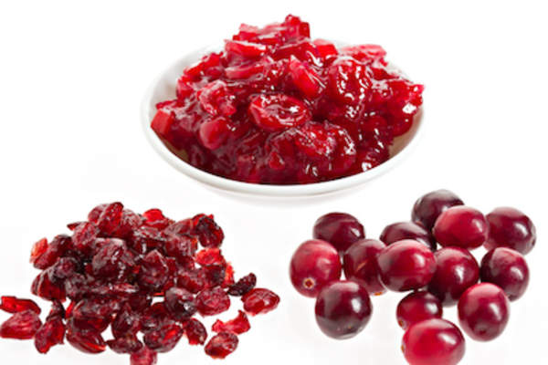 罐装整个蔓越莓在碗里,与干和新鲜蔓越莓在碗的前面。